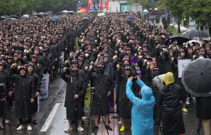 노란 수영복에 섹시한 몸매 어필하는 존예 처자