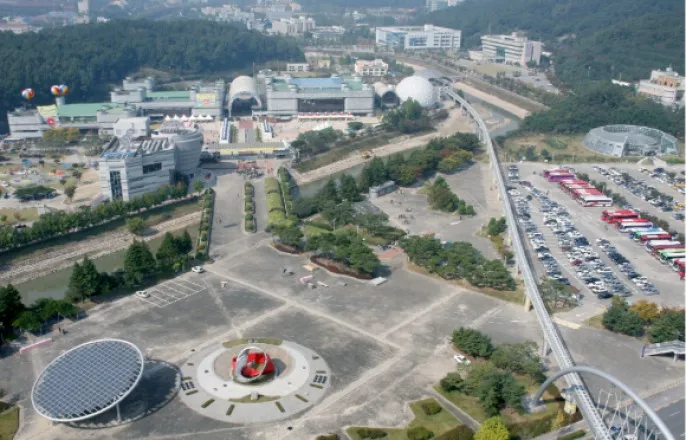 노란 수영복에 섹시한 몸매 어필하는 존예 처자
