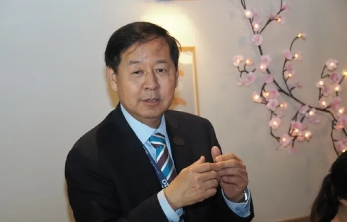 노란 수영복에 섹시한 몸매 어필하는 존예 처자