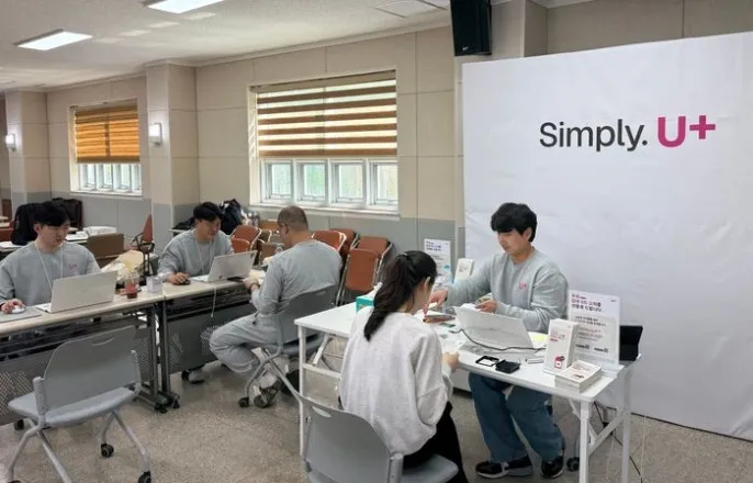 노란 수영복에 섹시한 몸매 어필하는 존예 처자