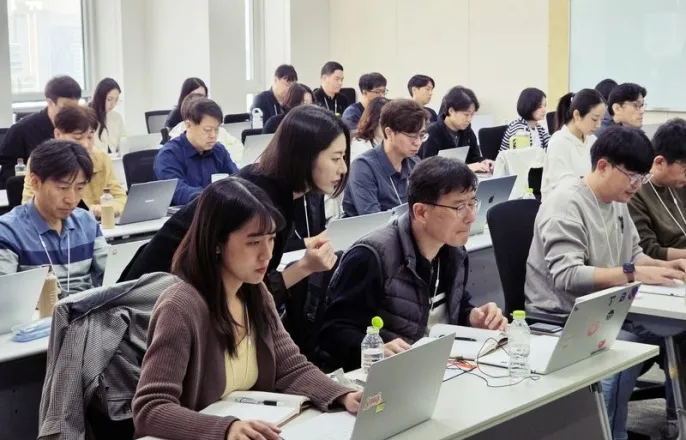 노란 수영복에 섹시한 몸매 어필하는 존예 처자