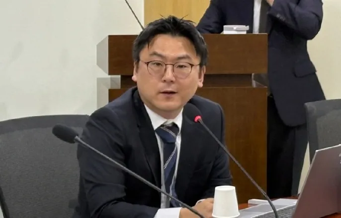 노란 수영복에 섹시한 몸매 어필하는 존예 처자