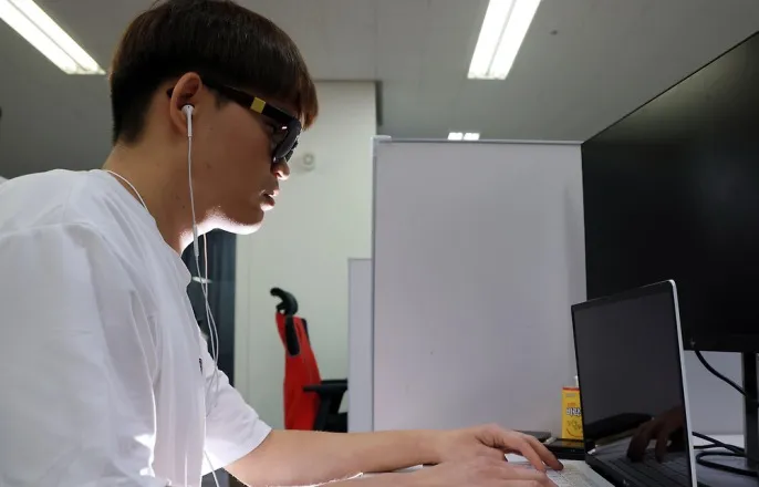 노란 수영복에 섹시한 몸매 어필하는 존예 처자