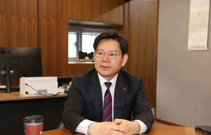 노란 수영복에 섹시한 몸매 어필하는 존예 처자