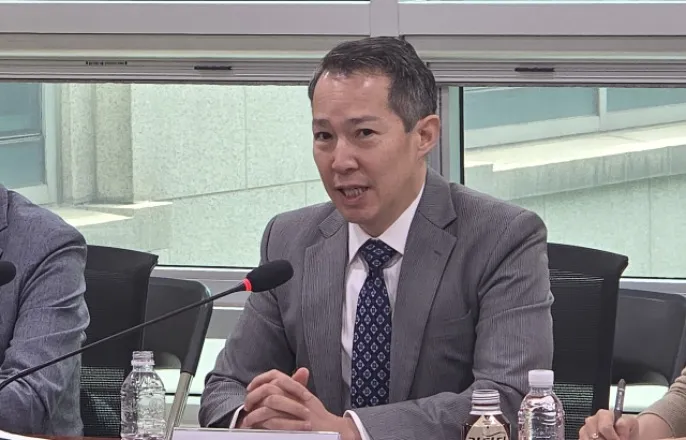 노란 수영복에 섹시한 몸매 어필하는 존예 처자