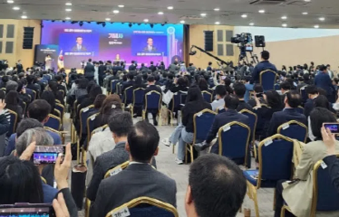 노란 수영복에 섹시한 몸매 어필하는 존예 처자