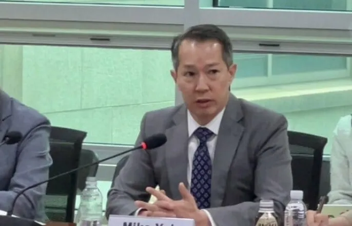 노란 수영복에 섹시한 몸매 어필하는 존예 처자
