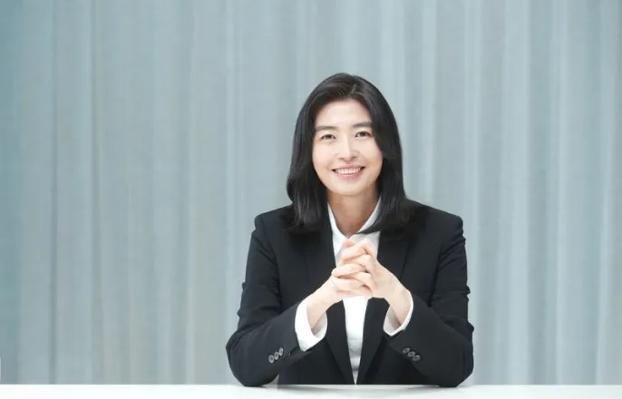노란 수영복에 섹시한 몸매 어필하는 존예 처자