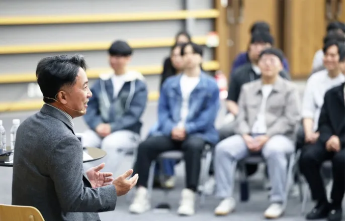 노란 수영복에 섹시한 몸매 어필하는 존예 처자
