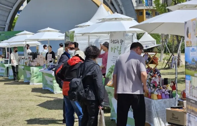 노란 수영복에 섹시한 몸매 어필하는 존예 처자