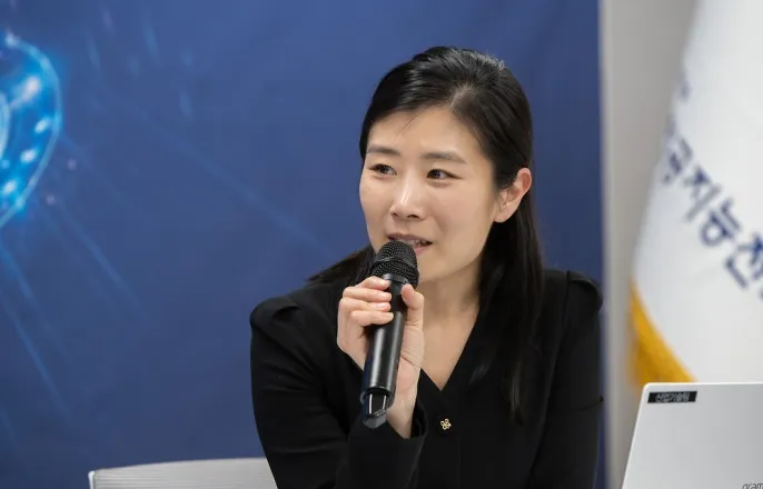 노란 수영복에 섹시한 몸매 어필하는 존예 처자