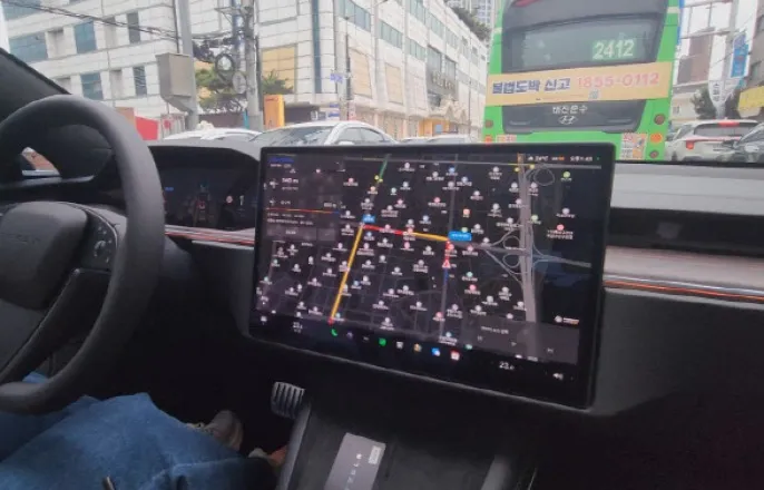 노란 수영복에 섹시한 몸매 어필하는 존예 처자