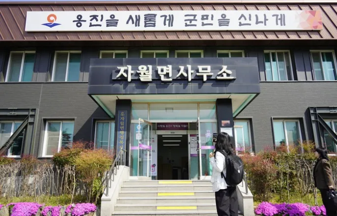 노란 수영복에 섹시한 몸매 어필하는 존예 처자