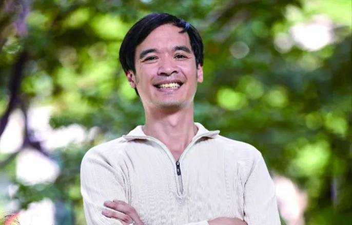 노란 수영복에 섹시한 몸매 어필하는 존예 처자
