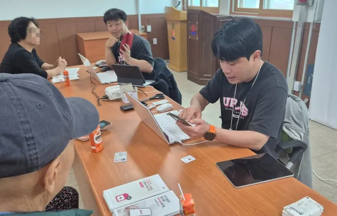 노란 수영복에 섹시한 몸매 어필하는 존예 처자