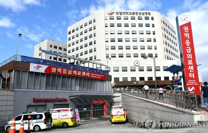 노란 수영복에 섹시한 몸매 어필하는 존예 처자