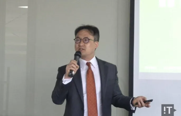 노란 수영복에 섹시한 몸매 어필하는 존예 처자