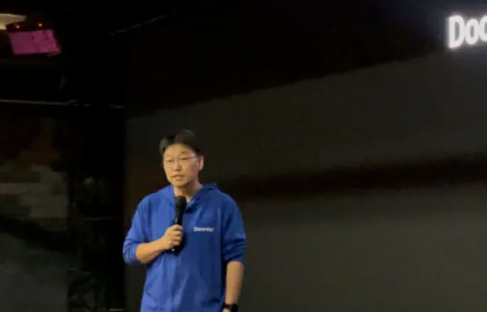 노란 수영복에 섹시한 몸매 어필하는 존예 처자