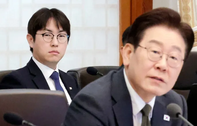노란 수영복에 섹시한 몸매 어필하는 존예 처자