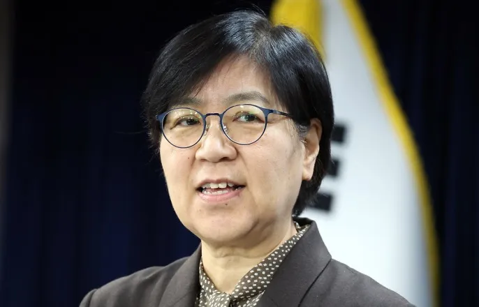 노란 수영복에 섹시한 몸매 어필하는 존예 처자