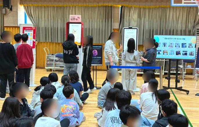 노란 수영복에 섹시한 몸매 어필하는 존예 처자