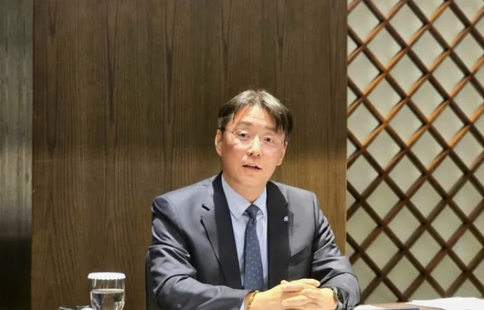 노란 수영복에 섹시한 몸매 어필하는 존예 처자