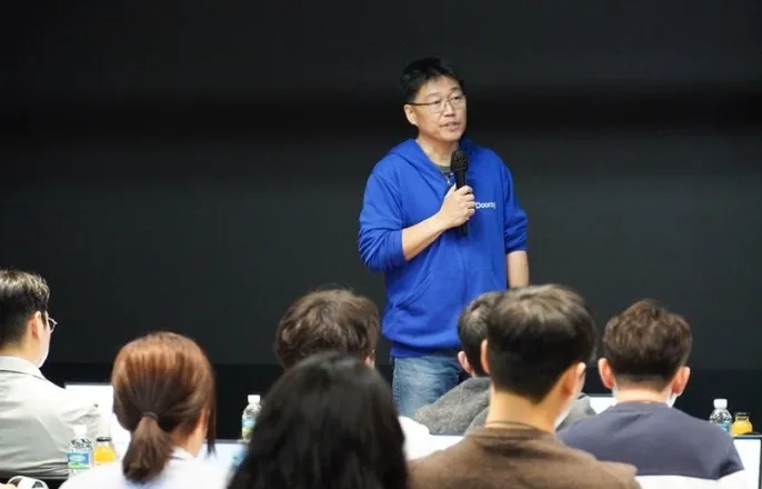 노란 수영복에 섹시한 몸매 어필하는 존예 처자