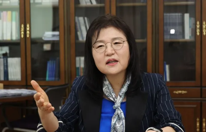 노란 수영복에 섹시한 몸매 어필하는 존예 처자