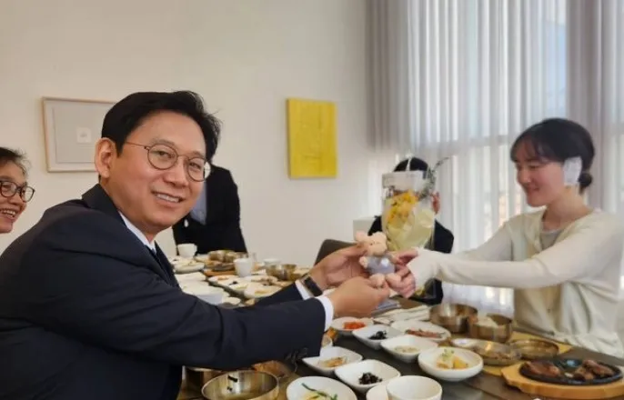 노란 수영복에 섹시한 몸매 어필하는 존예 처자