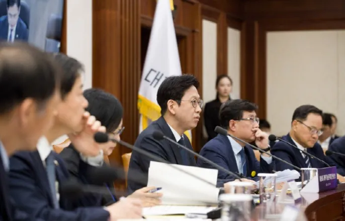 노란 수영복에 섹시한 몸매 어필하는 존예 처자