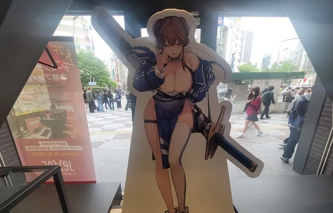 노란 수영복에 섹시한 몸매 어필하는 존예 처자