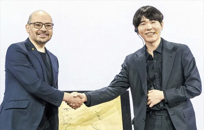 노란 수영복에 섹시한 몸매 어필하는 존예 처자