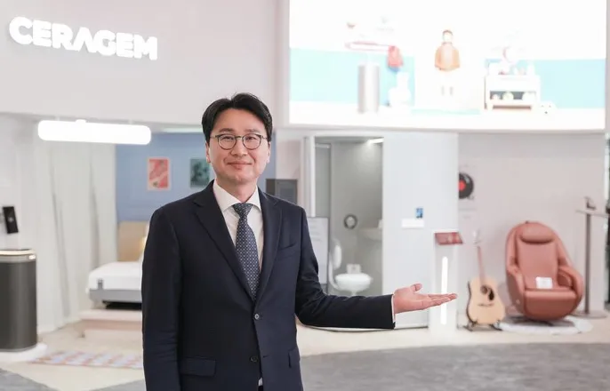 노란 수영복에 섹시한 몸매 어필하는 존예 처자
