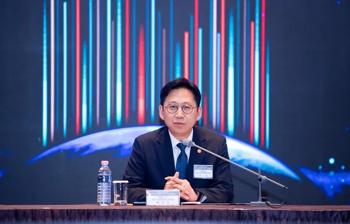 노란 수영복에 섹시한 몸매 어필하는 존예 처자