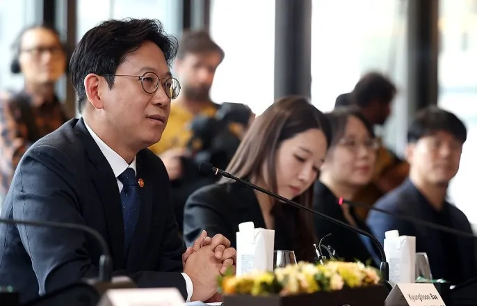 노란 수영복에 섹시한 몸매 어필하는 존예 처자