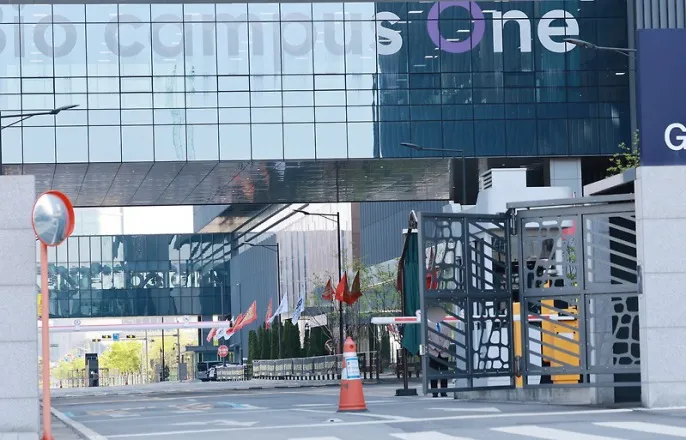 노란 수영복에 섹시한 몸매 어필하는 존예 처자