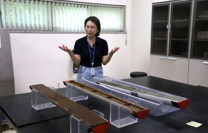 노란 수영복에 섹시한 몸매 어필하는 존예 처자
