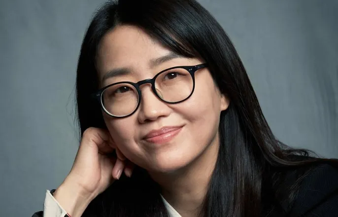 노란 수영복에 섹시한 몸매 어필하는 존예 처자