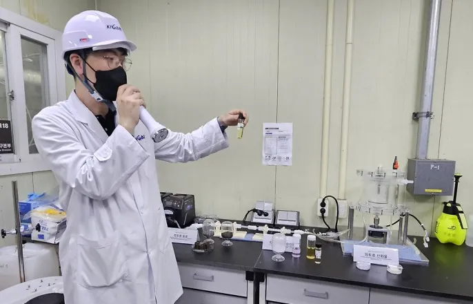 노란 수영복에 섹시한 몸매 어필하는 존예 처자