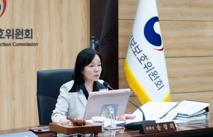 노란 수영복에 섹시한 몸매 어필하는 존예 처자