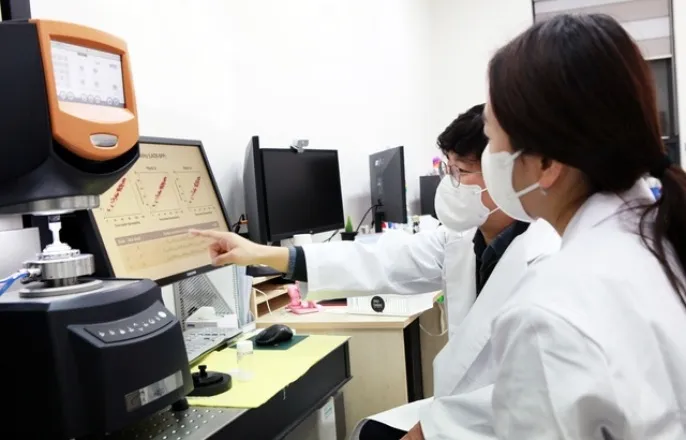 노란 수영복에 섹시한 몸매 어필하는 존예 처자