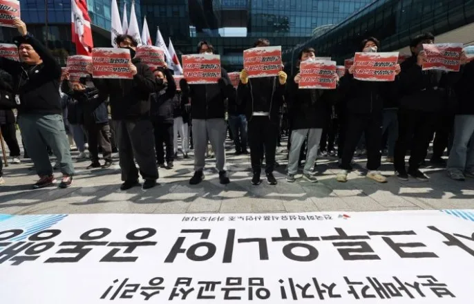 노란 수영복에 섹시한 몸매 어필하는 존예 처자