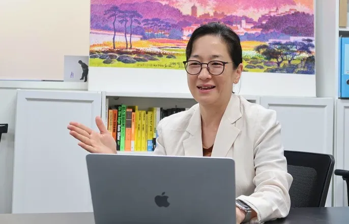 노란 수영복에 섹시한 몸매 어필하는 존예 처자