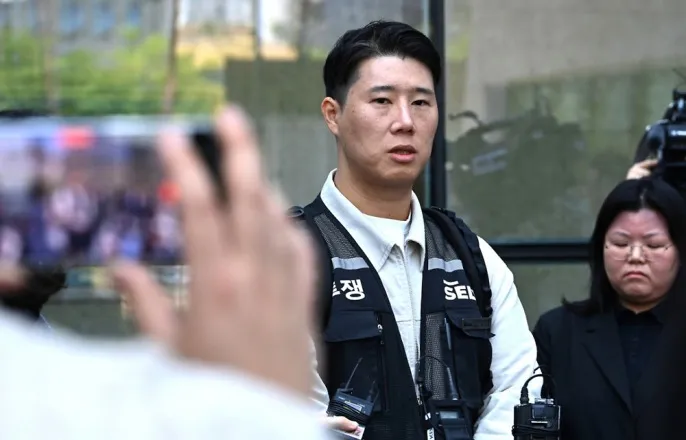 노란 수영복에 섹시한 몸매 어필하는 존예 처자