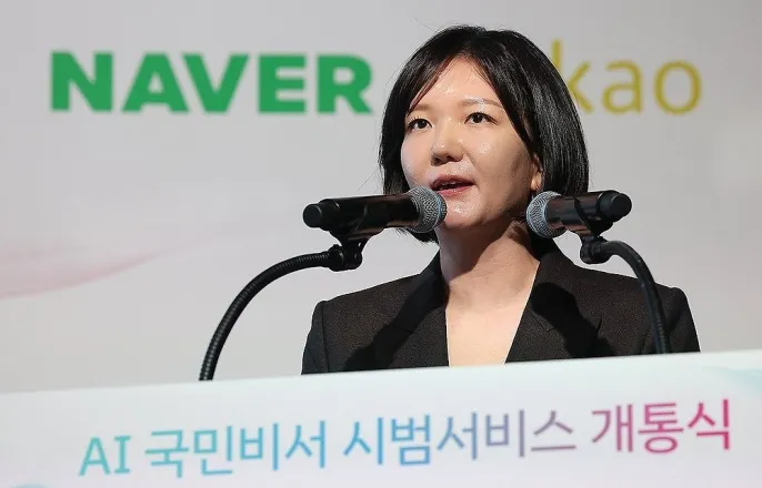 노란 수영복에 섹시한 몸매 어필하는 존예 처자
