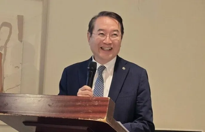 노란 수영복에 섹시한 몸매 어필하는 존예 처자