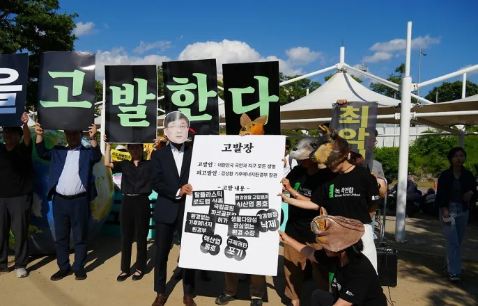 노란 수영복에 섹시한 몸매 어필하는 존예 처자