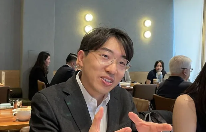 노란 수영복에 섹시한 몸매 어필하는 존예 처자