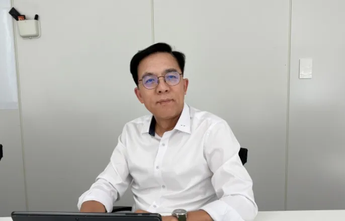 노란 수영복에 섹시한 몸매 어필하는 존예 처자