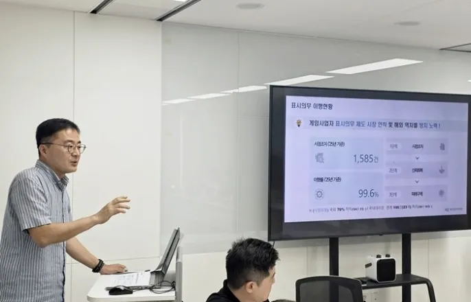 노란 수영복에 섹시한 몸매 어필하는 존예 처자